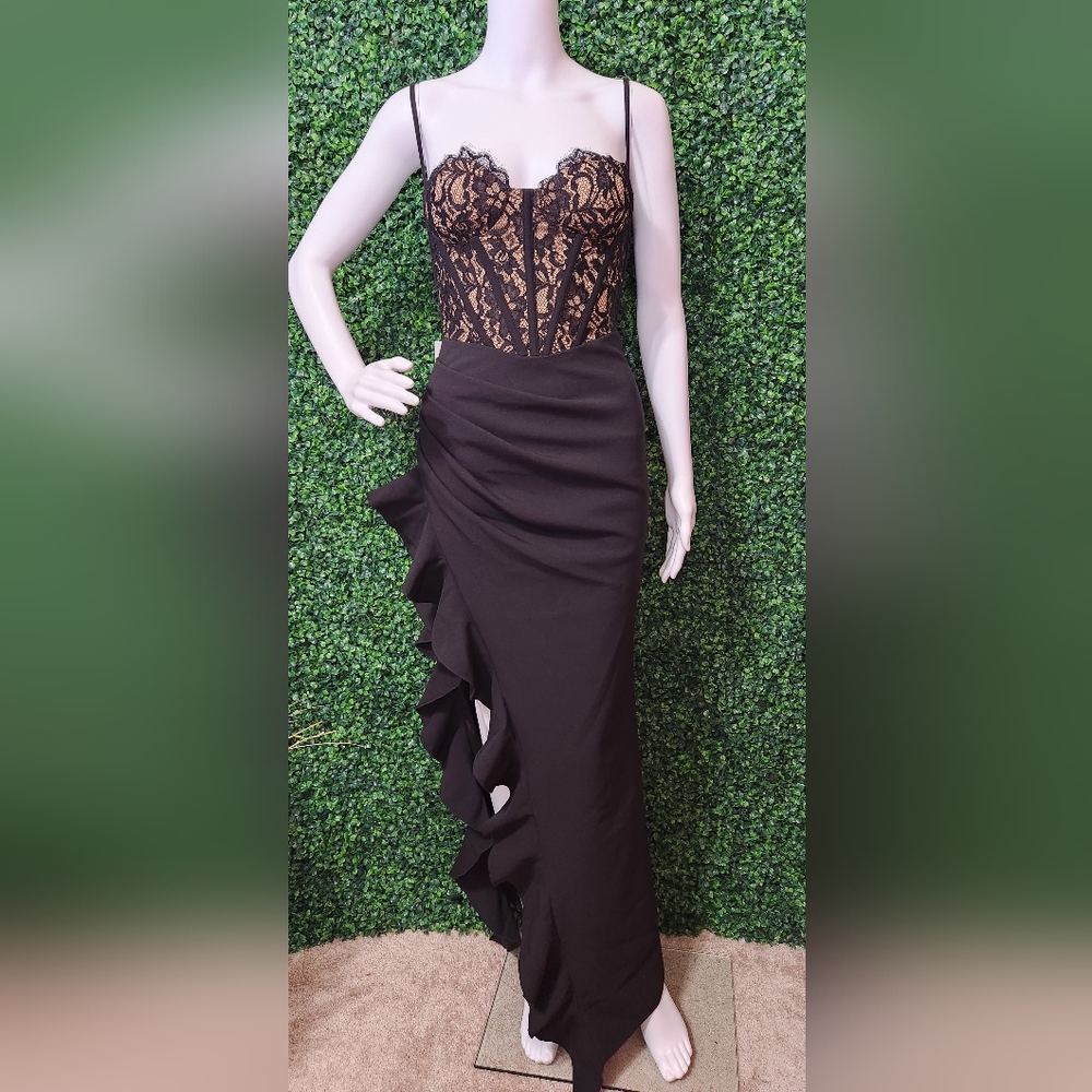 Elegant Black Lace Bodice Prom Dress with Ruffle Skirt